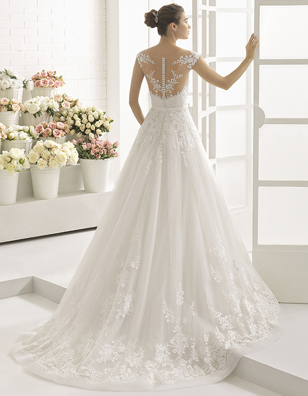 Sofisticado e elegante vestido de noiva. Realça a noiva num conjunto belo e elegante. Vestidos de Noiva que a farão deslumbrar no seu dia de casamento.
