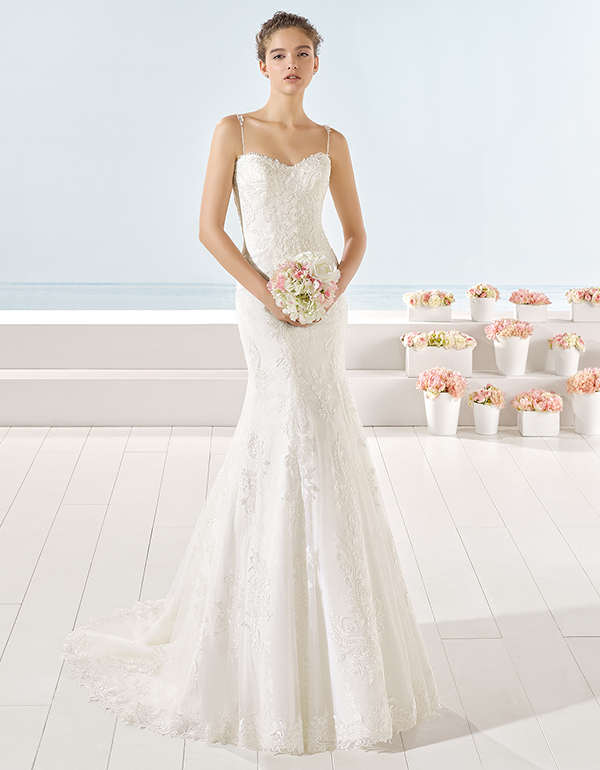 Modelos de vestidos para noivas que gostam de rendas, decotes e vestidos de costas abertas. Combinação perfeita para um vestido de noiva elegante.