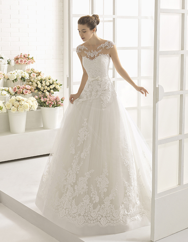 Sofisticado e elegante vestido de noiva. Realça a noiva num conjunto belo e elegante. Vestidos de Noiva que a farão deslumbrar no seu dia de casamento.
